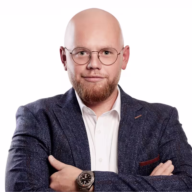 alexander reker schaut in die Kamera