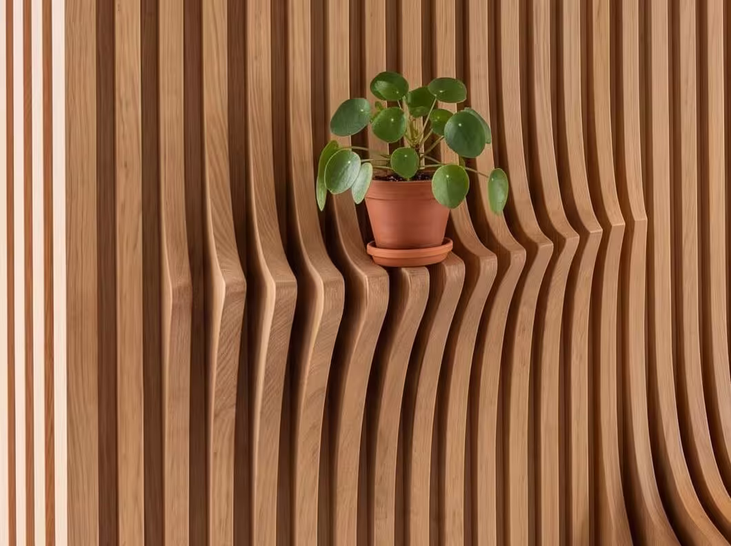 KI-generiertes Symbolbild: Wand aus Holzlamellen mit eingeformter Ablage und Topfpflanze.