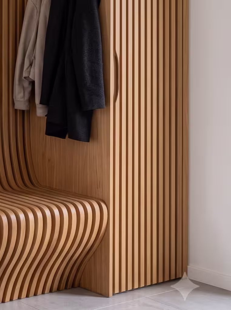 KI-generiertes Symbolbild: Garderobe aus Holzlamellen mit geschwungener Sitzbank und aufgehängten Jacken.