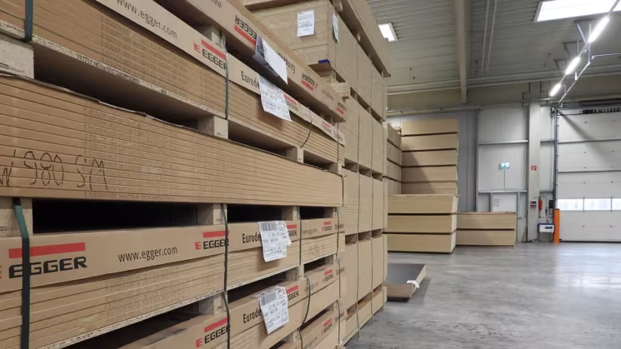 Regale im Plattenlager mit seitlich gelagerten Holzwerkstoffplatten verschiedener Hersteller.