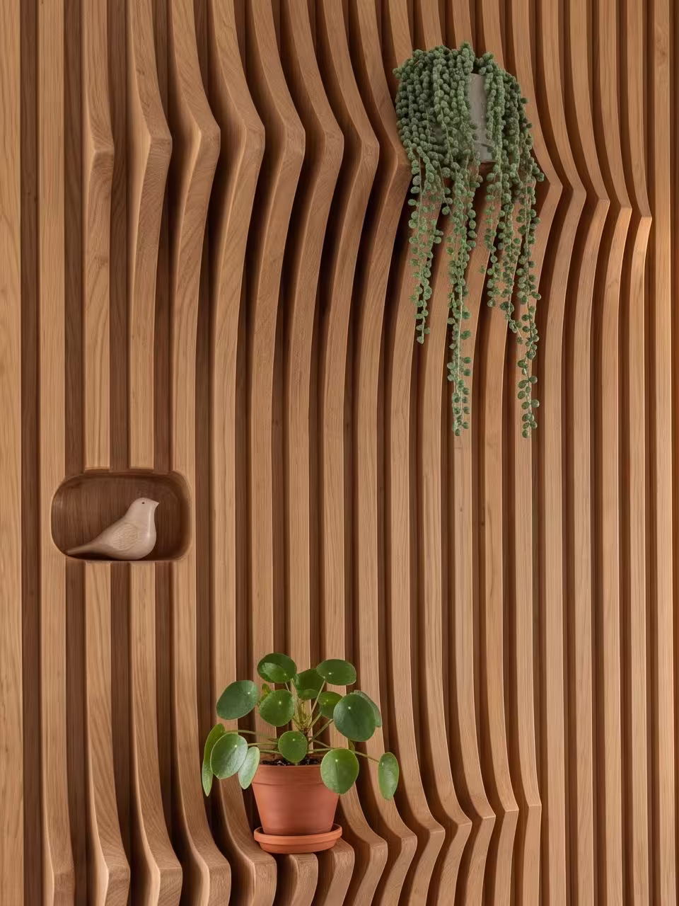 KI-generiertes Symbolbild: Wand aus gewellten Holzlamellen mit Nische, Vogelfigur und Pflanzen.