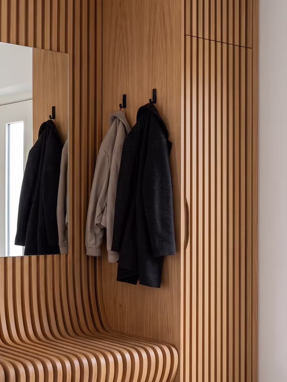 KI-generiertes Symbolbild: Garderobe aus Holzlamellen mit Haken, Jacken und Spiegel.
